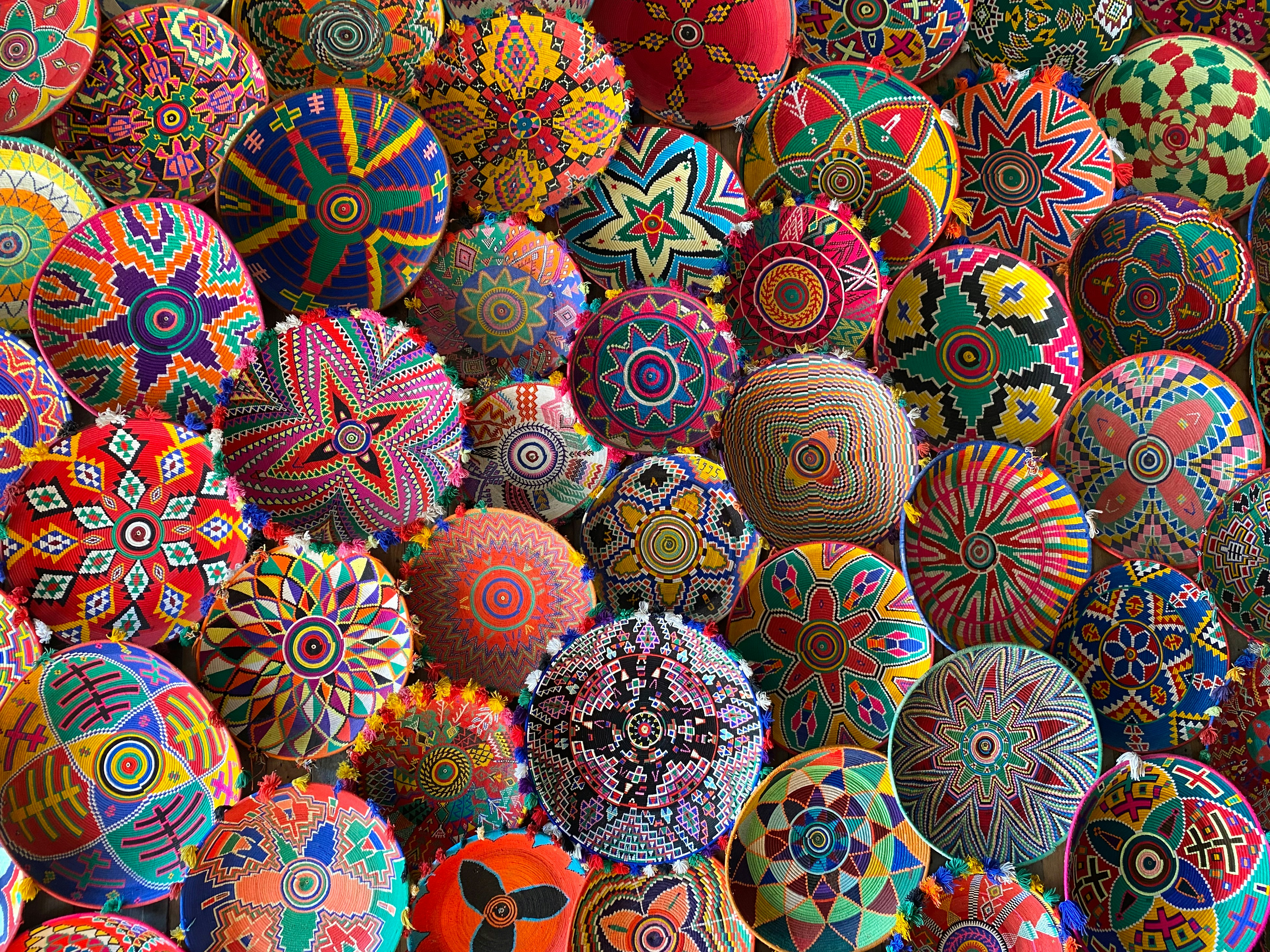 Artesanía local, Canastos de colores, ALAS